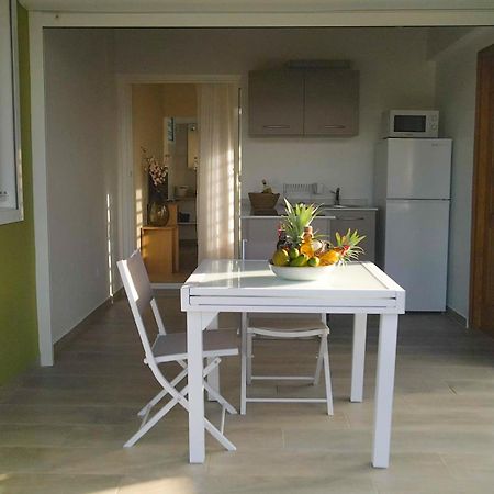 Studio Avec Piscine, A 3 Minutes A Pied Des Plages Sainte-Anne  Extérieur photo